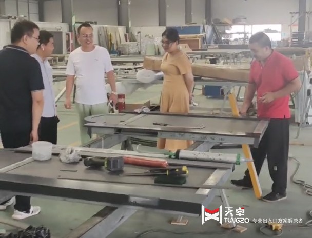 招商局領(lǐng)導(dǎo)參觀西安天卓銅門工廠